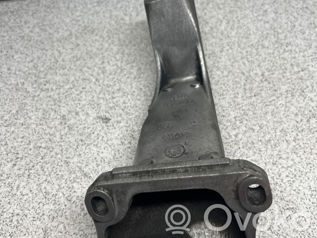 BMW 3 E36 Engine mounting bracket 