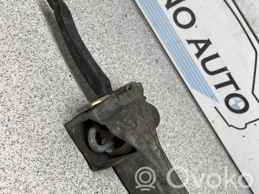 BMW 7 E38 Takaoven pidätin 