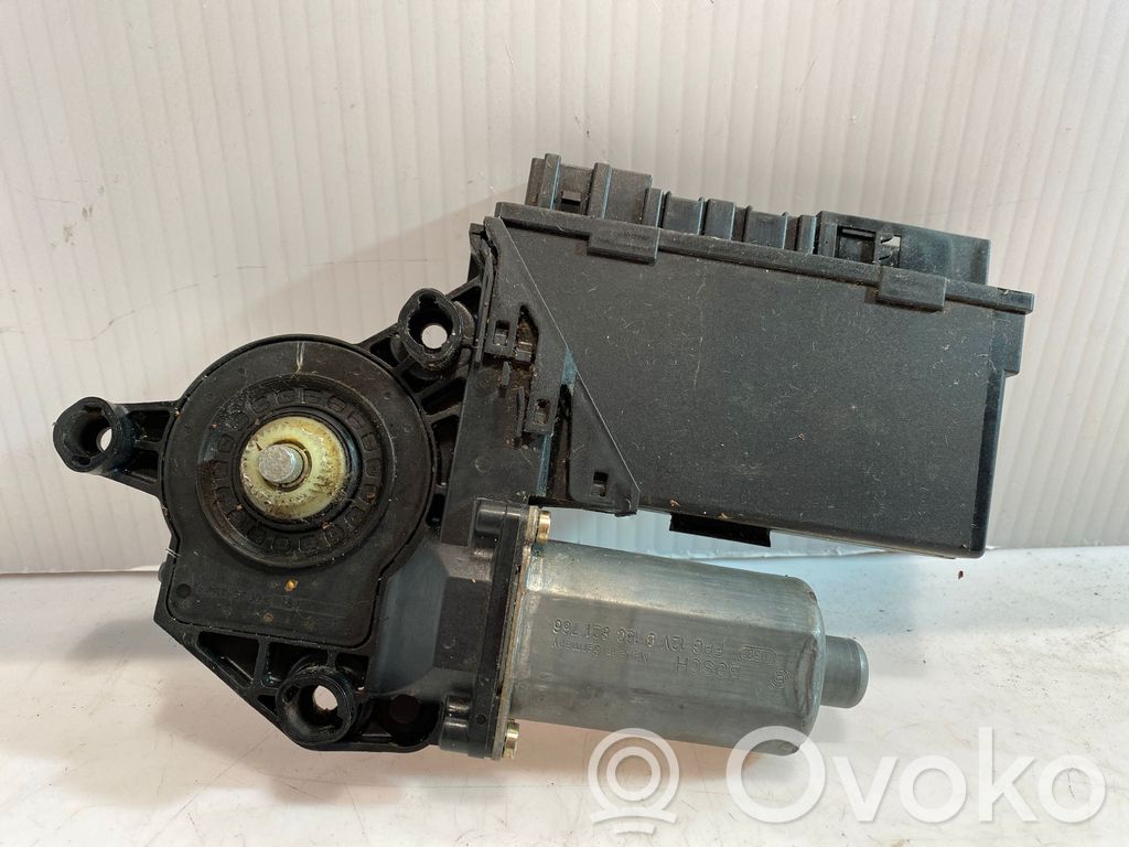 Audi A4 S4 B6 8E 8H Silniczek podnoszenia szyby drzwi tylnych 