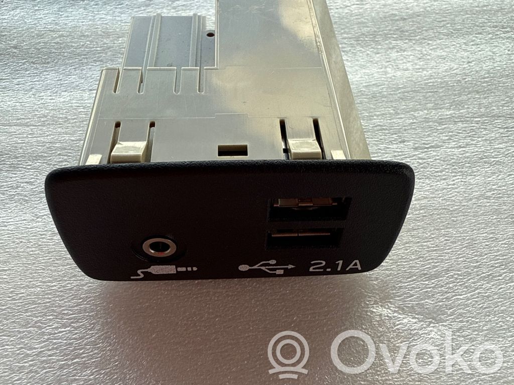 Subaru Forester SK Enchufe conector USB 