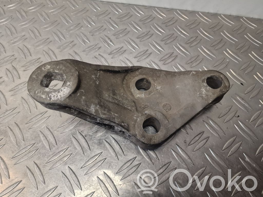Audi A8 S8 D3 4E Engine mounting bracket 