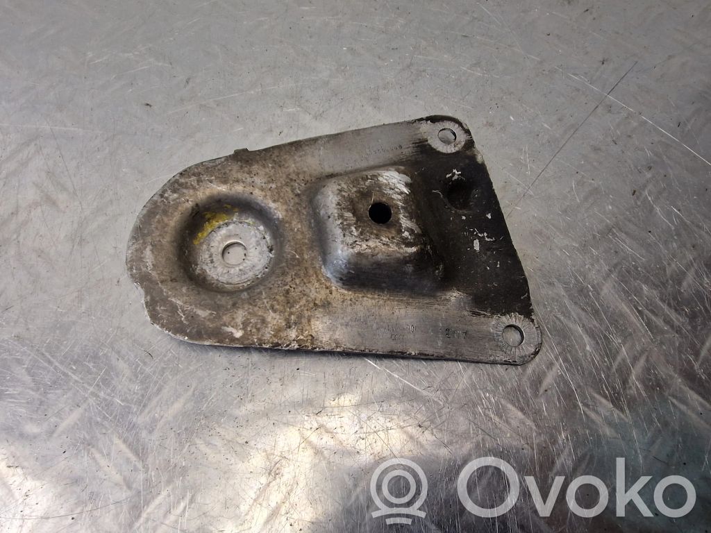 Volkswagen PASSAT B5 Engine mounting bracket 