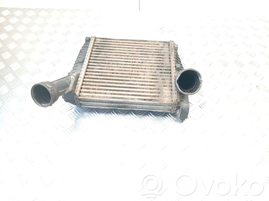 Volkswagen Touareg I Chłodnica powietrza doładowującego / Intercooler 