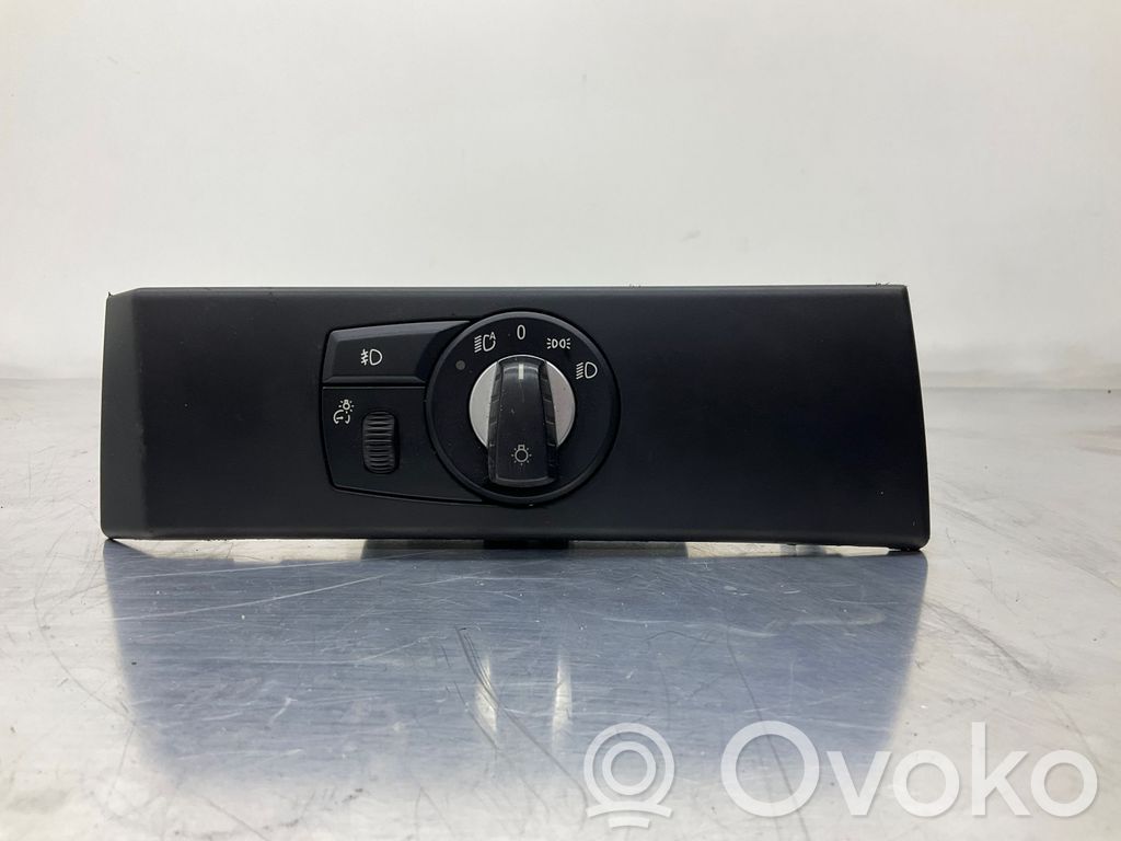 Light switch   6988553
