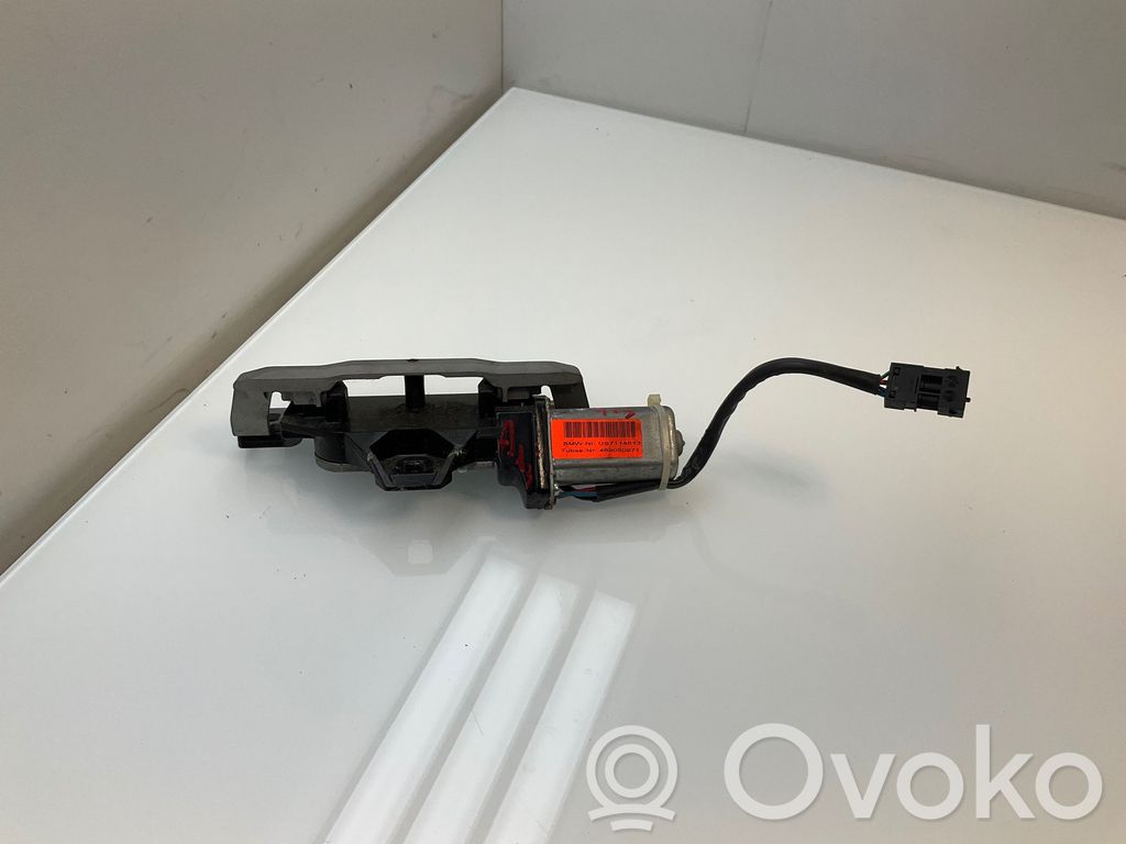 BMW 5 E60 E61 Aizmugurējā pārsega slēdzene 