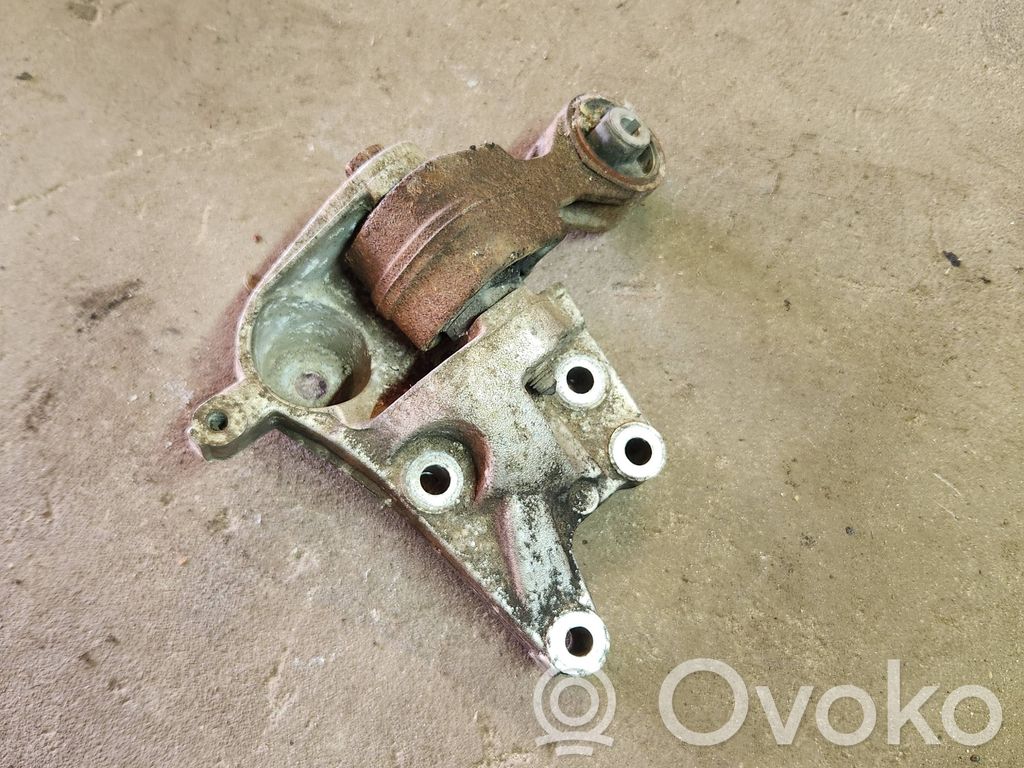Peugeot 407 Engine mounting bracket 