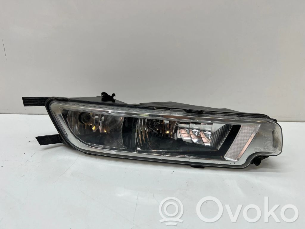 Volkswagen PASSAT B8 Światło przeciwmgłowe przednie 