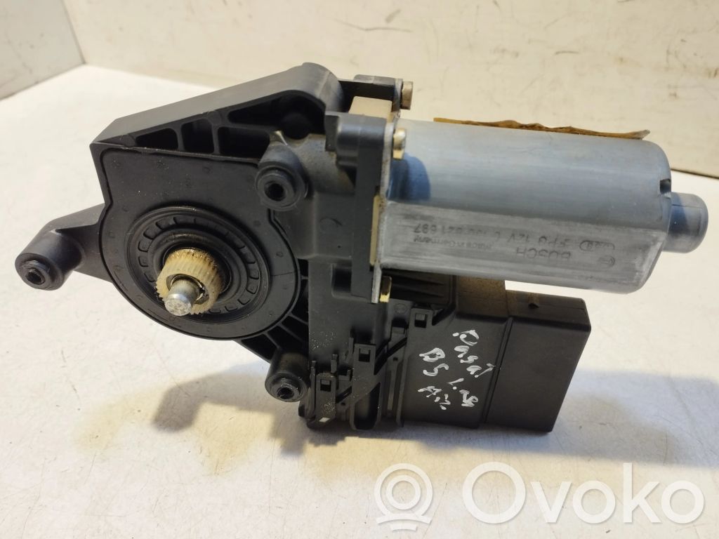 Volkswagen PASSAT B5 Silniczek podnoszenia szyby drzwi tylnych 