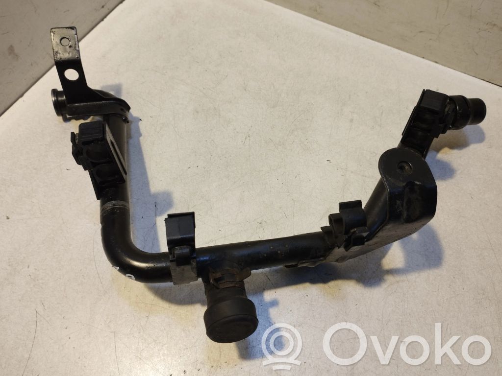 Audi A4 S4 B5 8D Moottorin vesijäähdytyksen putki/letku 