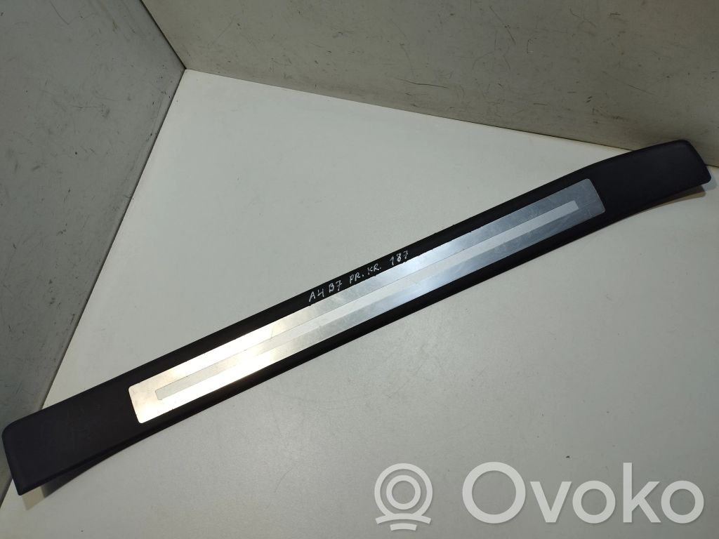 Audi A4 S4 B7 8E 8H Listwa progowa przednia 