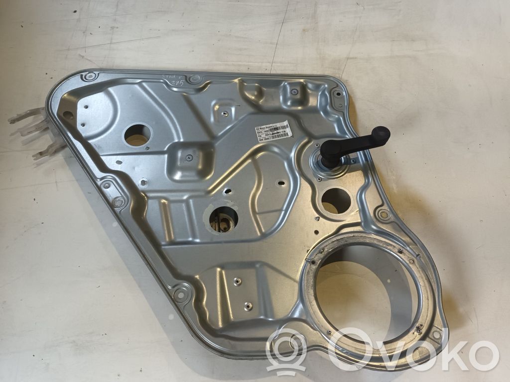 Regulador manual de la ventanilla trasera   834701H000