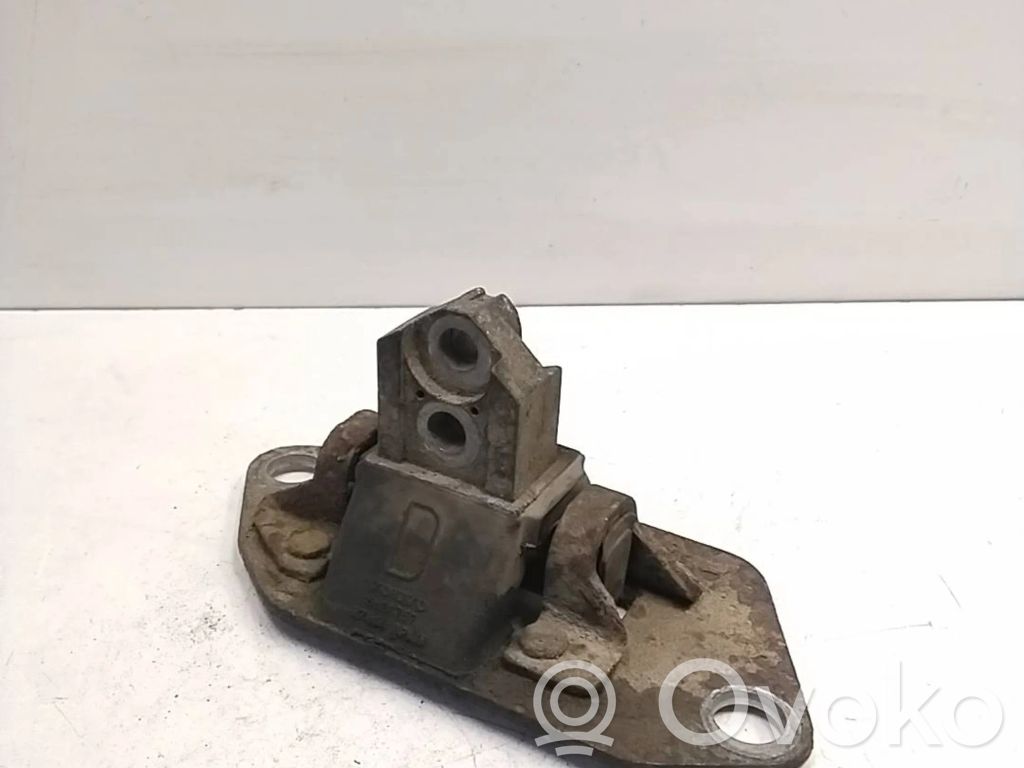 Volvo V70 Engine mount bracket 