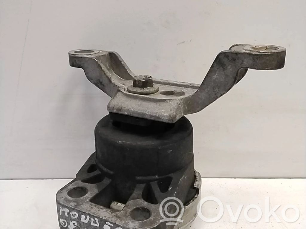 Engine mount bracket   HLB022M05