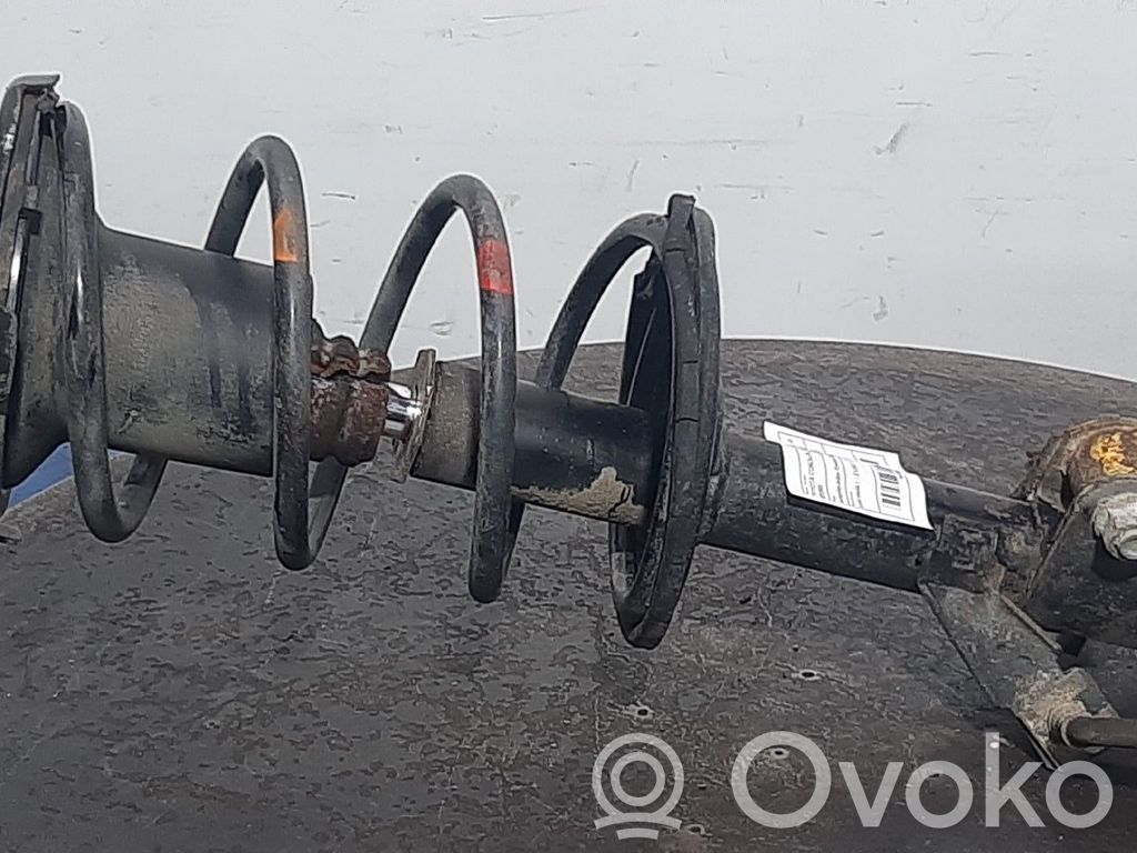 Toyota Corolla E90 Priekšpusē amortizators 