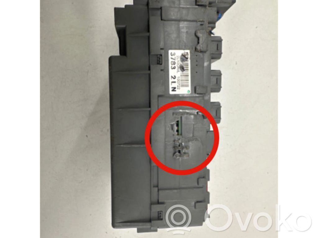Ramka / Moduł bezpieczników   37832LN,2JN3GRWL,100722