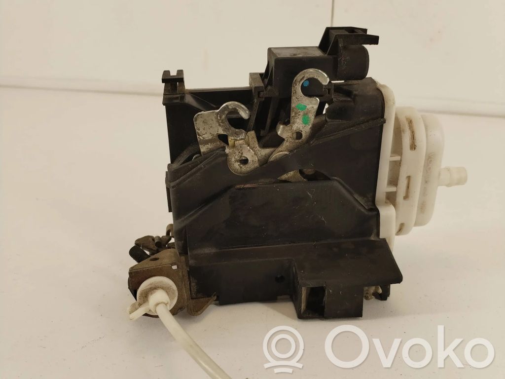 Audi A4 S4 B5 8D Etuoven lukko 