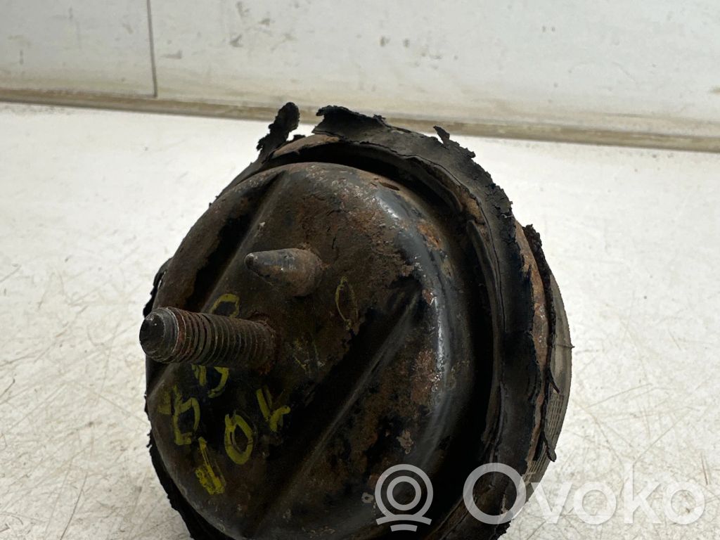 Volvo 850 Engine mount bracket 