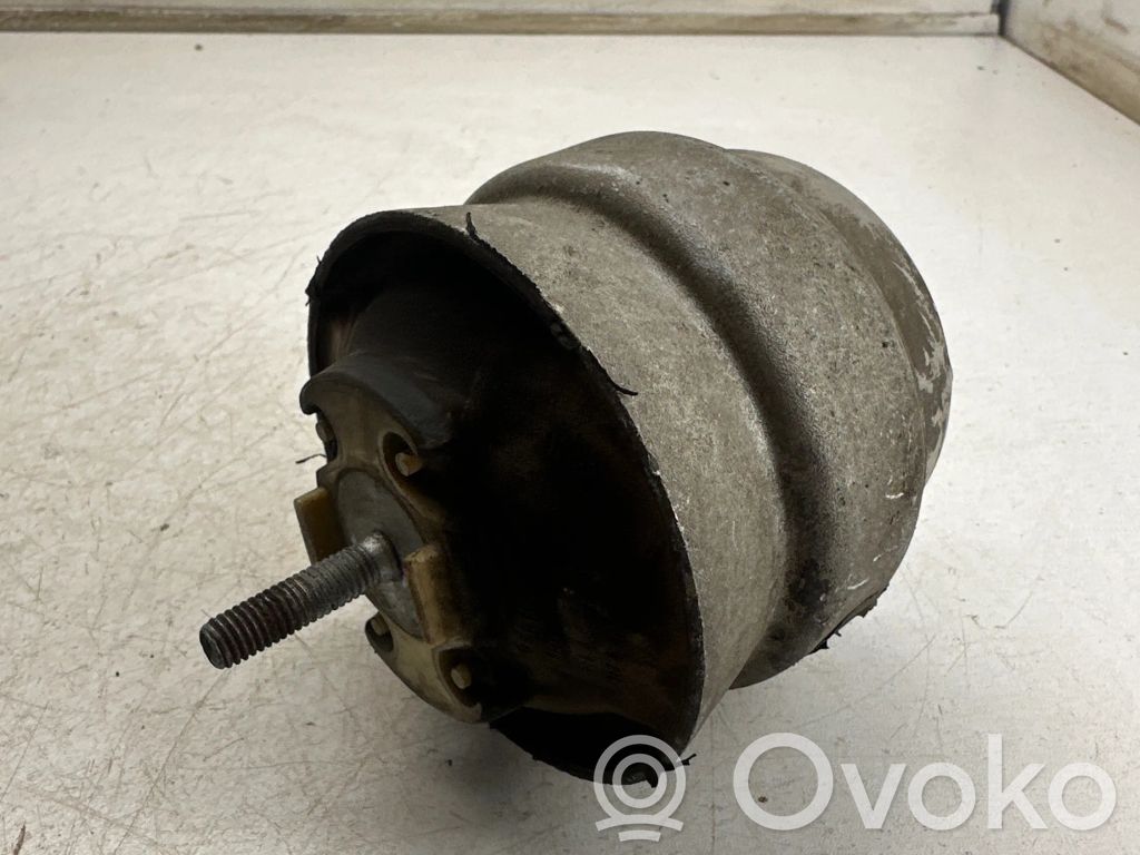 Audi A4 S4 B6 8E 8H Moottorin kiinnikekorvake 