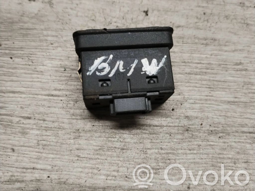 Electric window control switch   8368974
