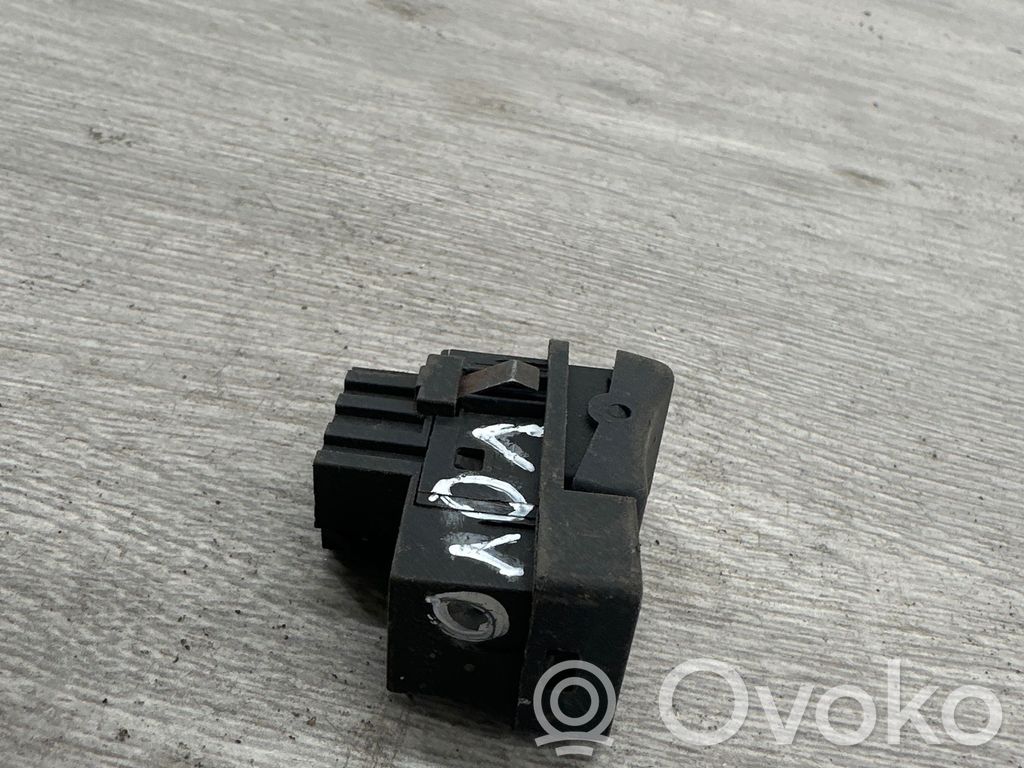 Windscreen/window heater switch   8849405
