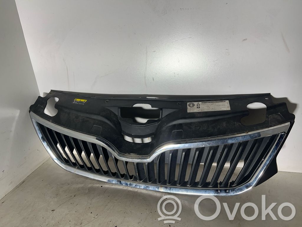 Skoda Rapid (NH) Etupuskurin ylempi jäähdytinsäleikkö 