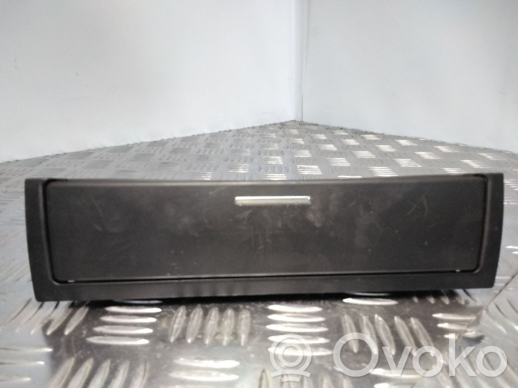BMW 3 E46 Peleninė panelėje 