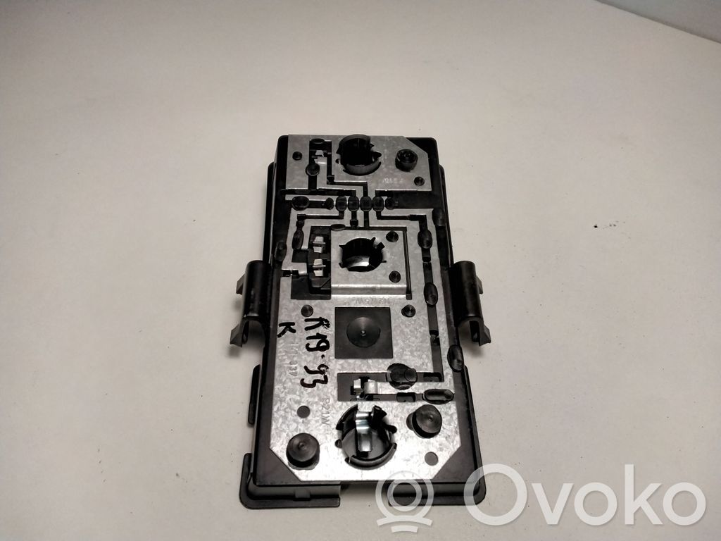 Renault 19 Takavalon polttimon suojan pidike 