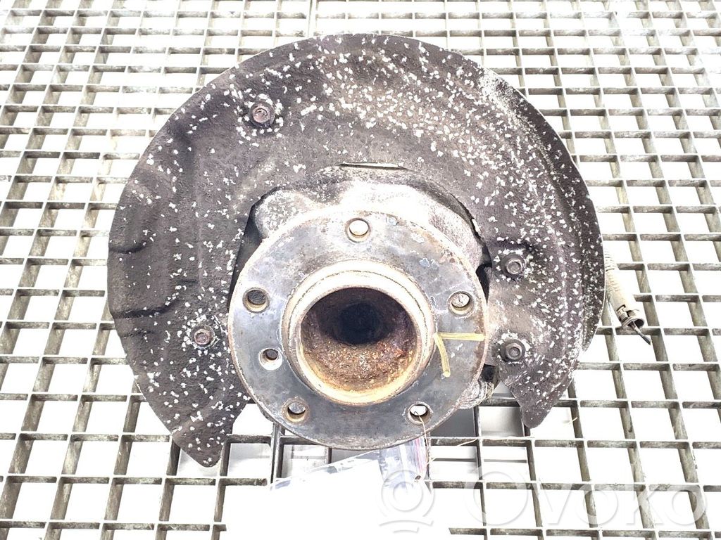 Front wheel hub spindle knuckle