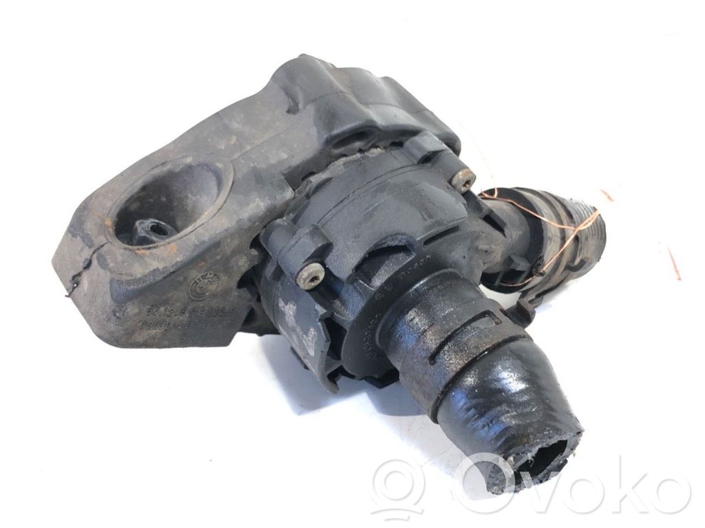 Oil filter mounting bracket