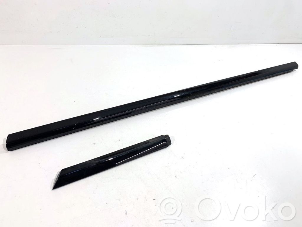 BMW 2 F44 Listwa szyby drzwi przednich 