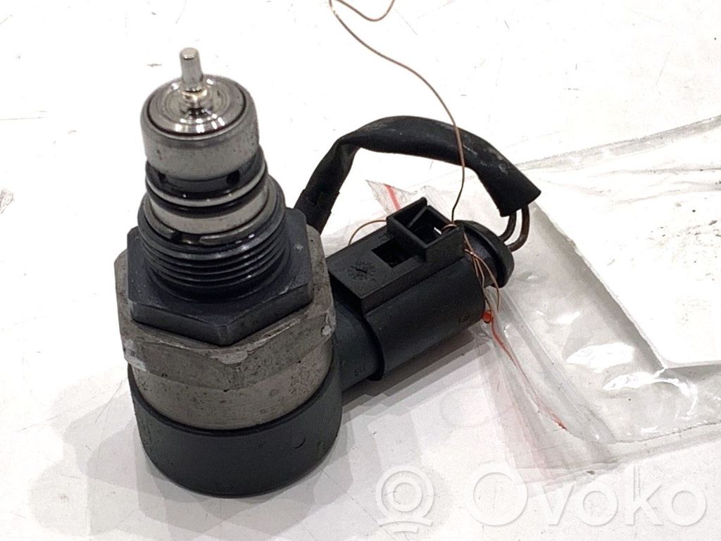 Audi A4 S4 B8 8K Régulateur de pression de carburant 