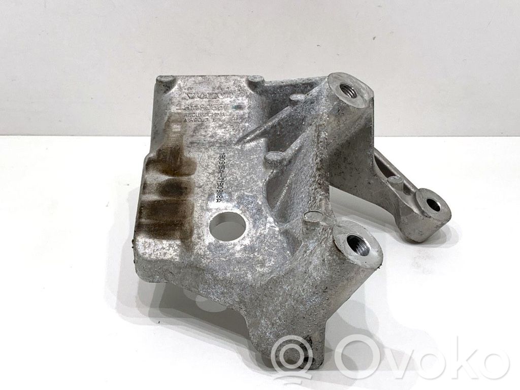 Volvo XC60 Engine mounting bracket 