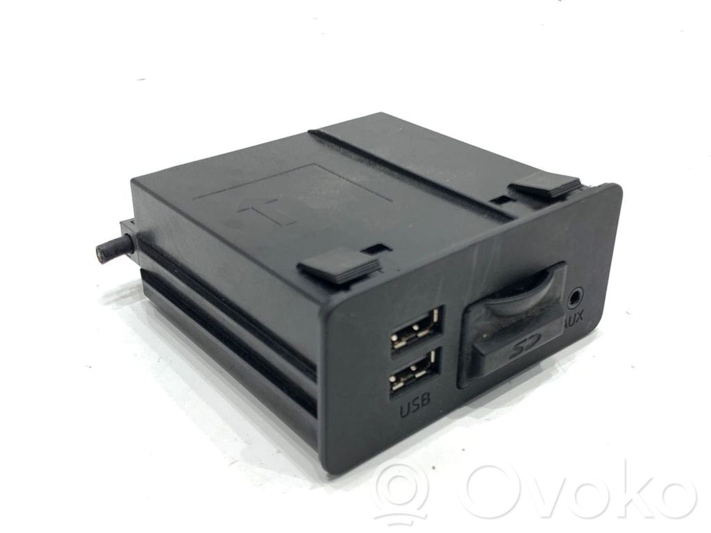 Mazda 3 II USB socket connector 