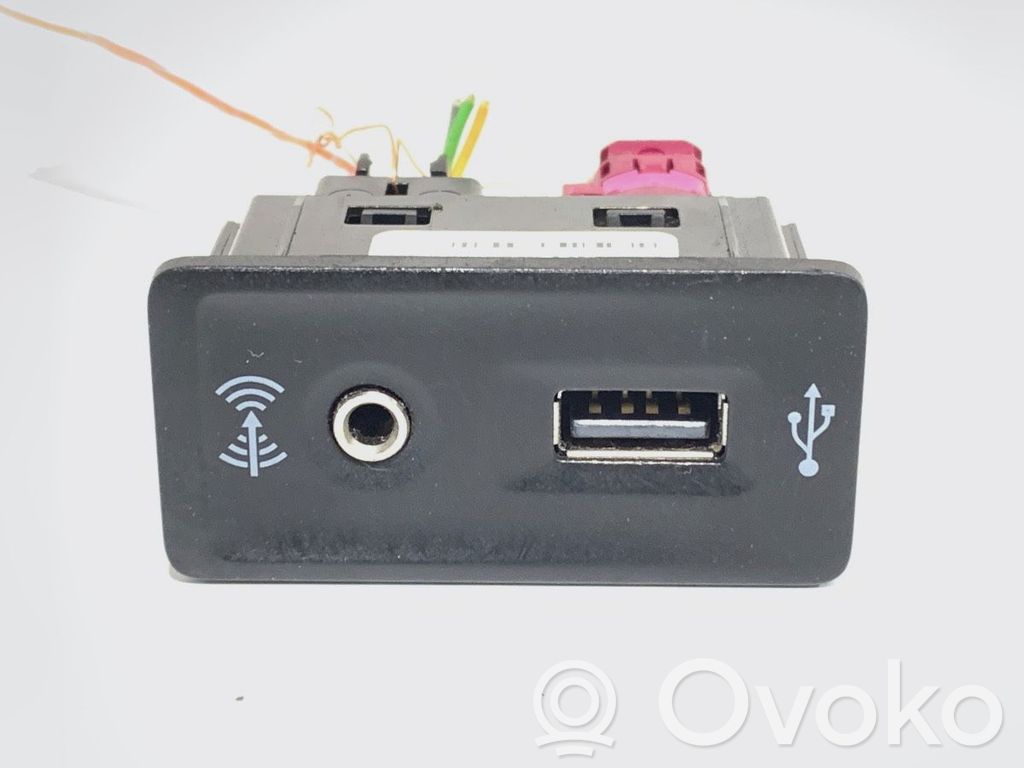 Volkswagen Golf VII USB-pistokeliitin 