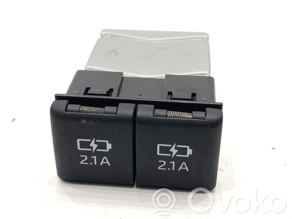 Toyota Camry VIII XV70 Enchufe conector USB
