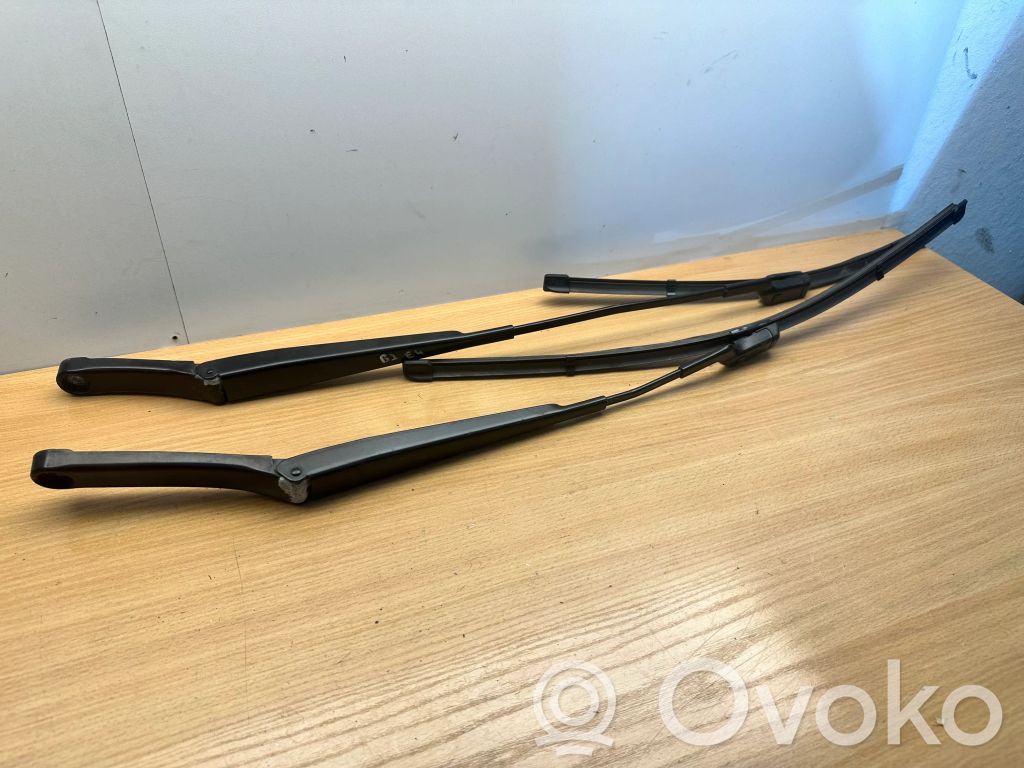 Volkswagen PASSAT B7 Ramię wycieraczki szyby przedniej / czołowej 