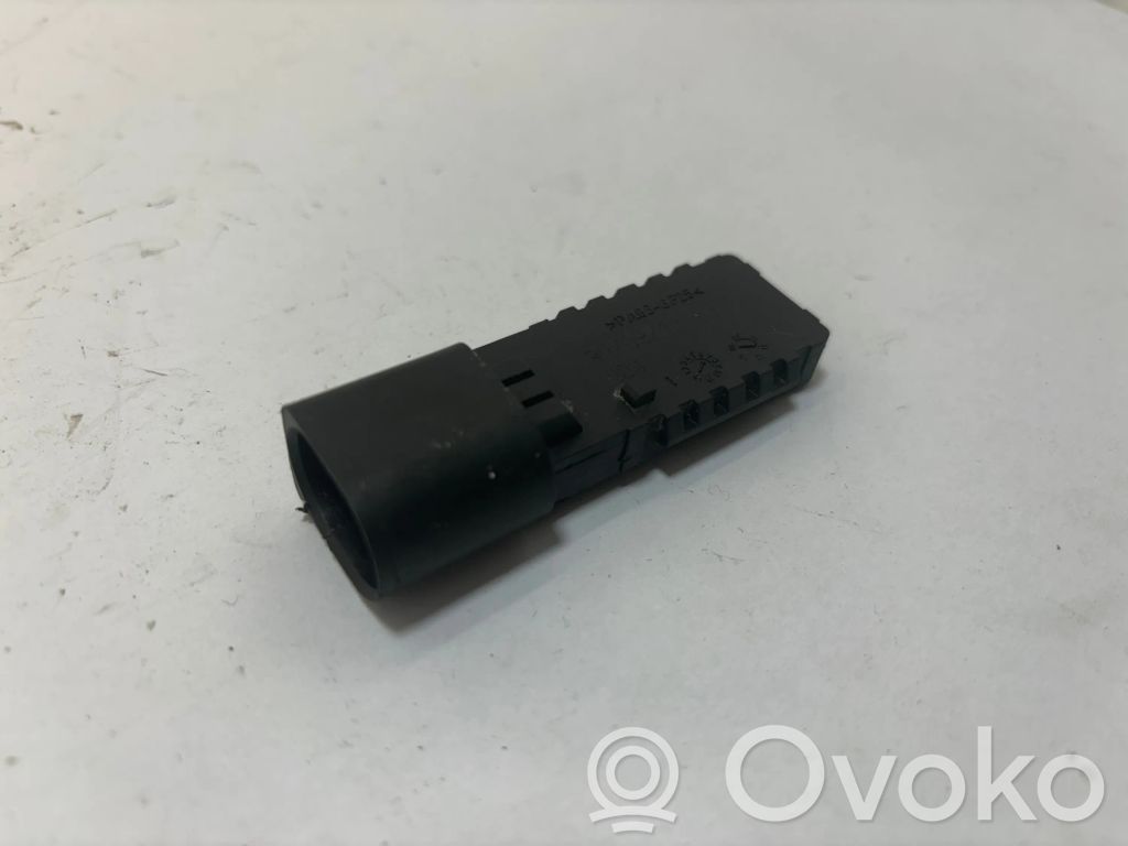 Audi A4 S4 B8 8K Kytkimen apusylinteri 