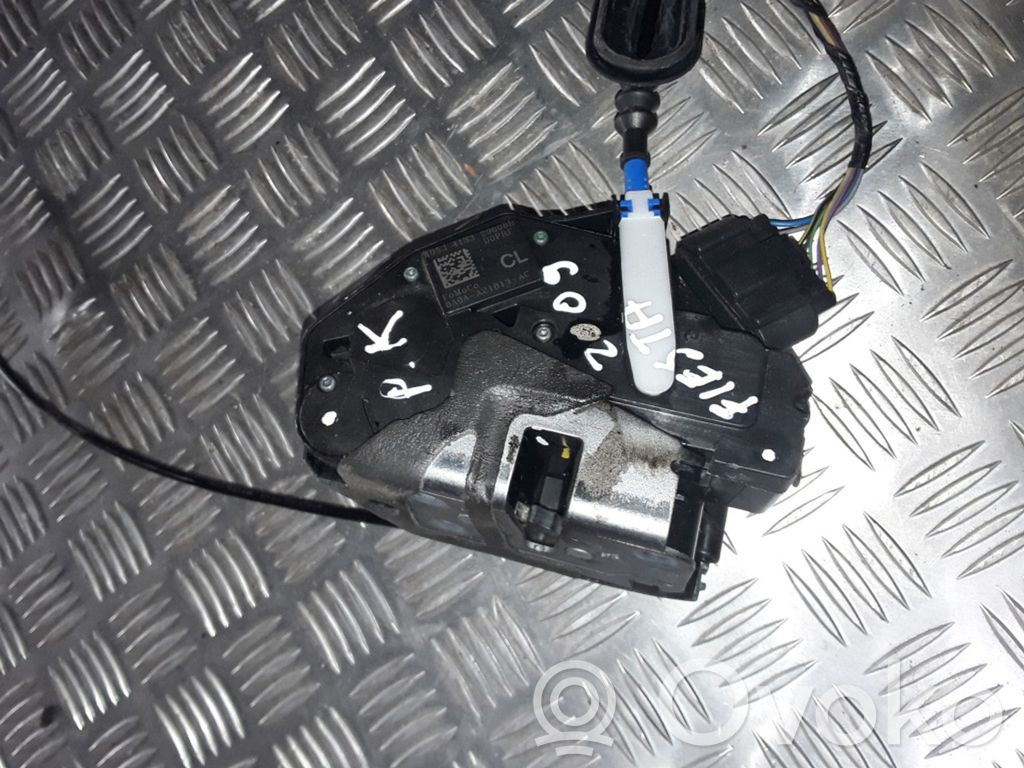 Ford Fiesta Priekšpusē slēdzene 