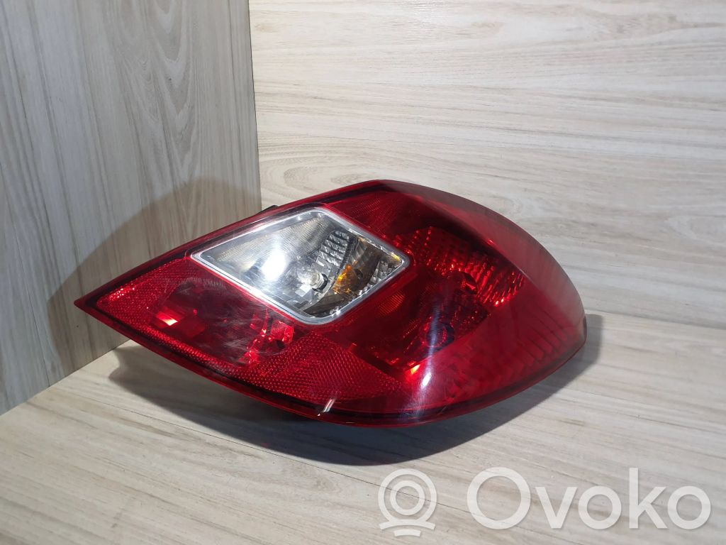 Opel Corsa D Aizmugurējais lukturis virsbūvē 