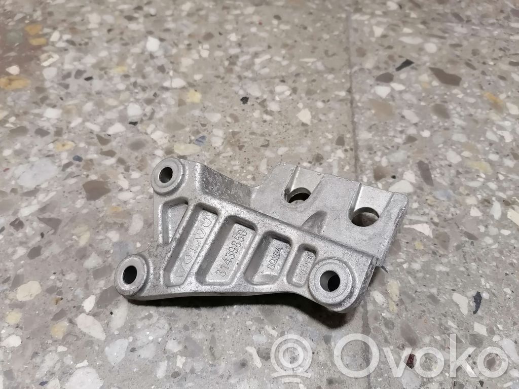 Volvo S90, V90 Kita variklio skyriaus detalė 