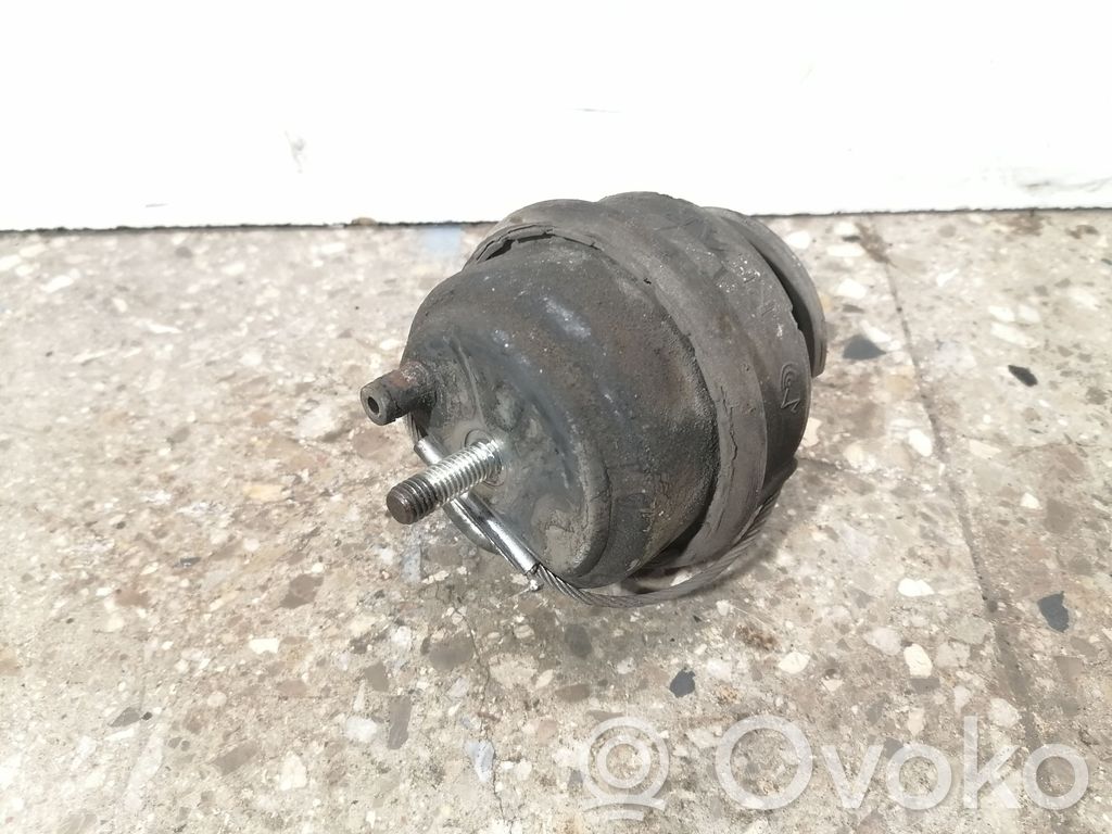Volvo V70 Engine mount bracket 