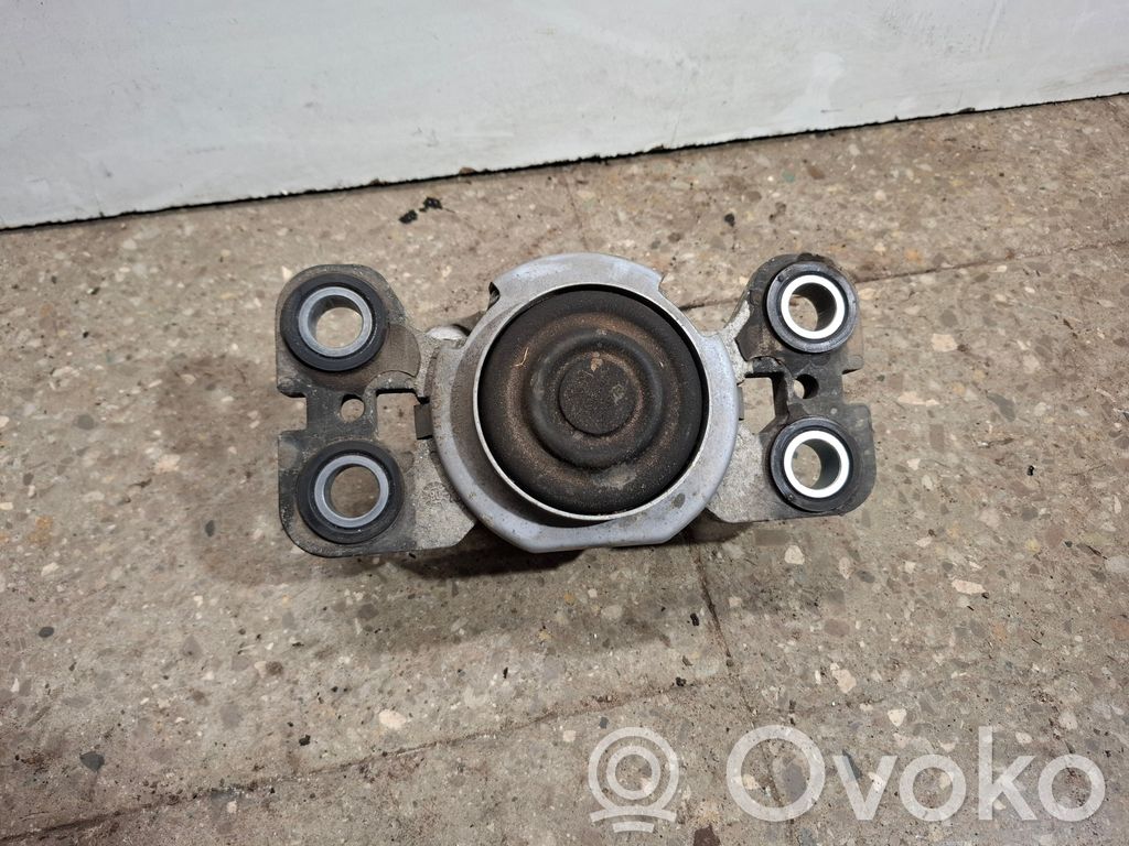 Volvo XC70 Engine mount bracket 