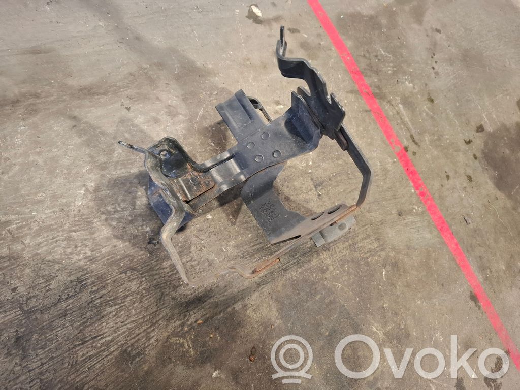 Volvo V60 Power steering pump mounting bracket 