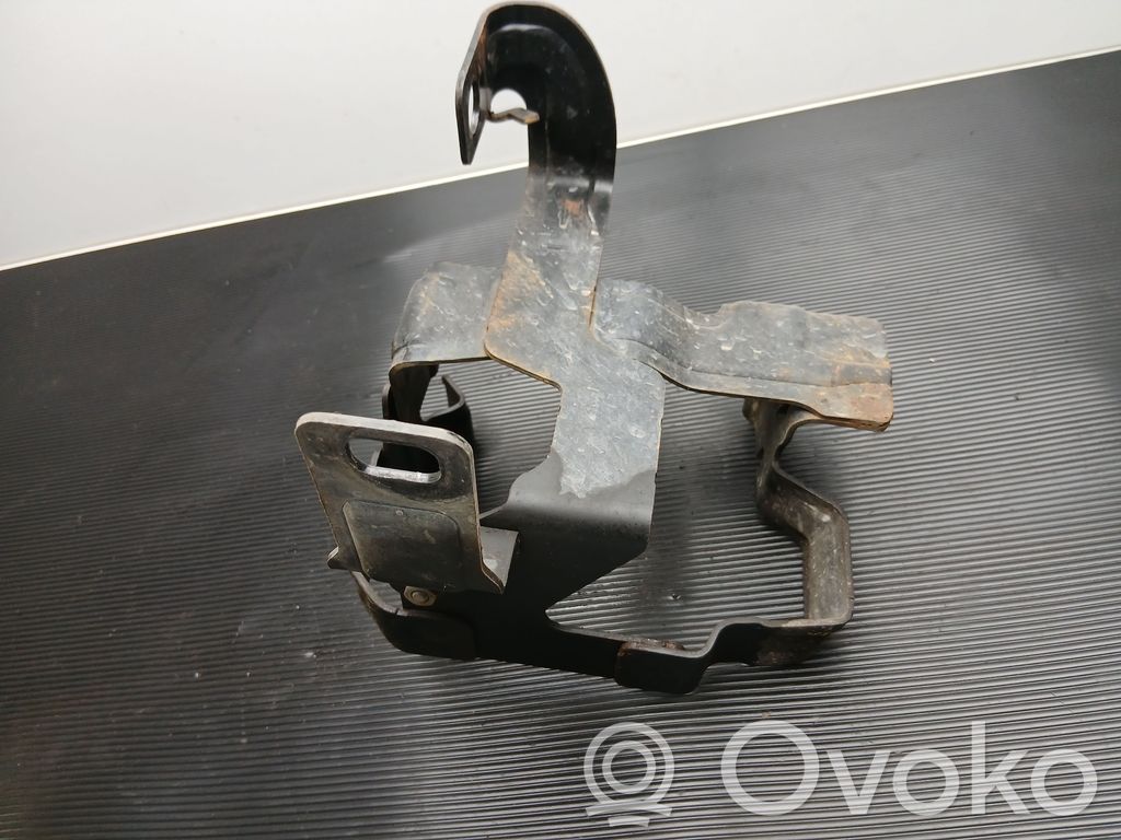 Volvo V60 Power steering pump mounting bracket 