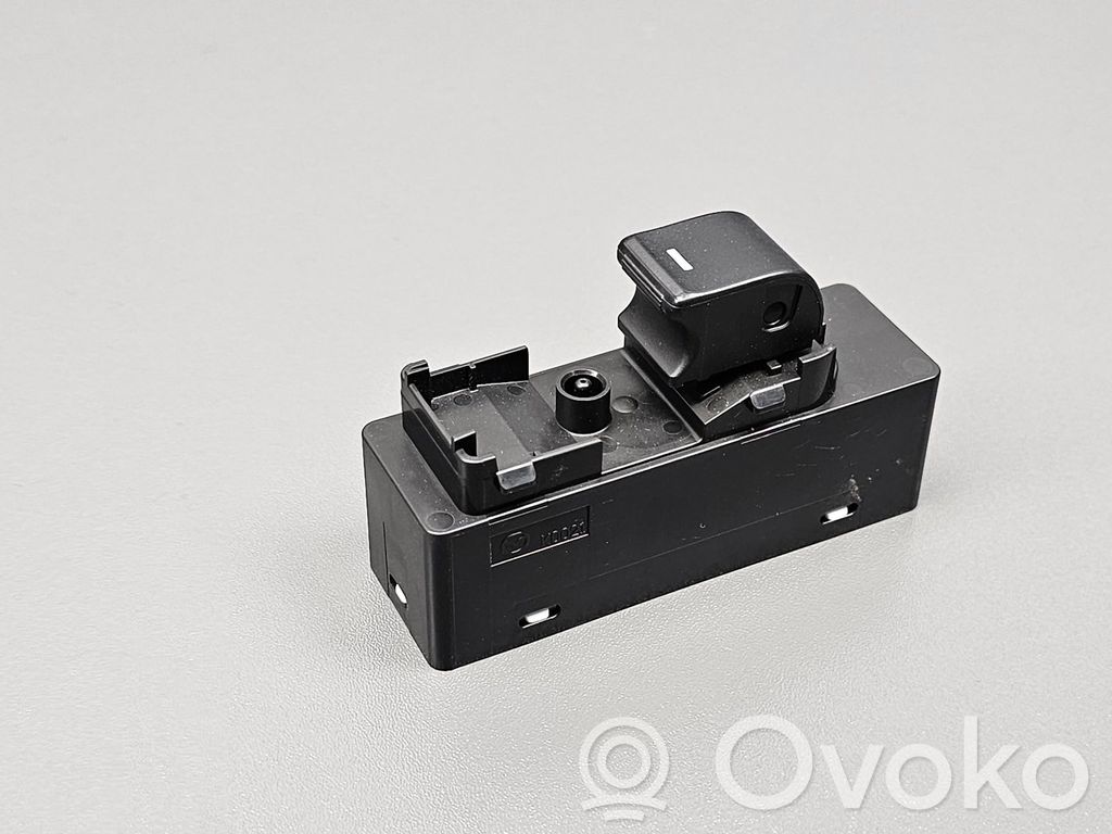 Electric window control switch   GKL166370A