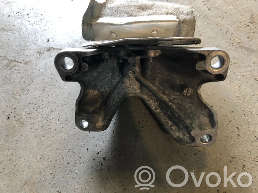 Audi A4 S4 B8 8K Engine mounting bracket 