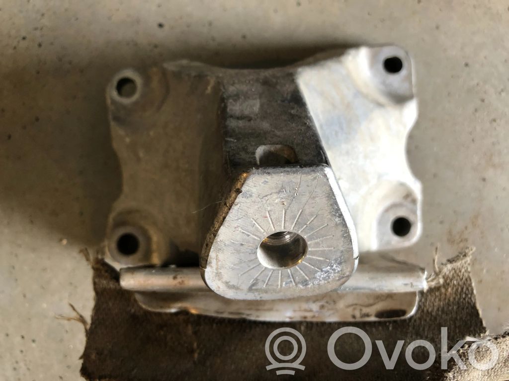 Audi A4 S4 B8 8K Engine mounting bracket 
