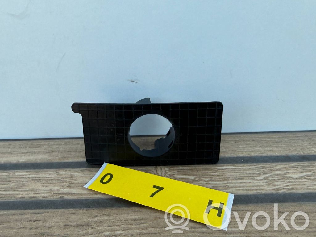 Volvo XC40 Uchwyt tylnego czujnika parkowania PDC 