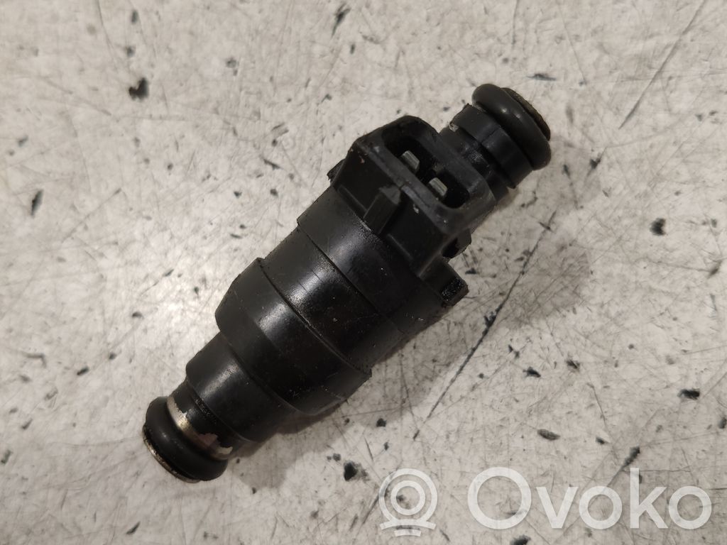 BMW 7 E38 Fuel injector 