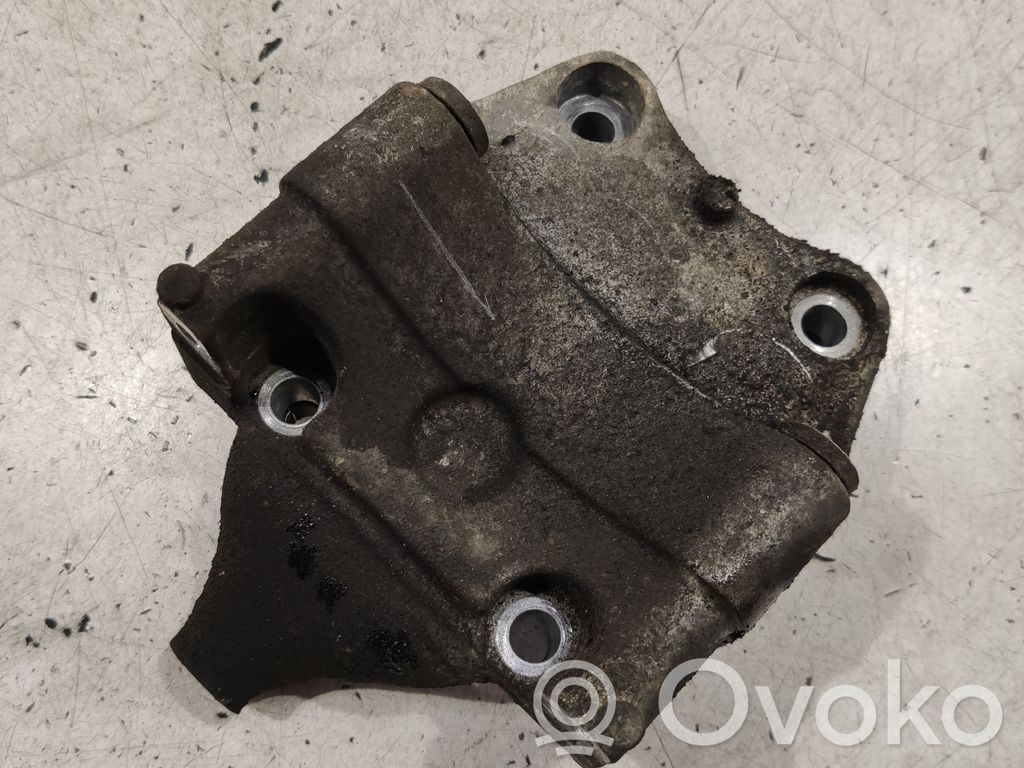 Peugeot 206 Engine mounting bracket 